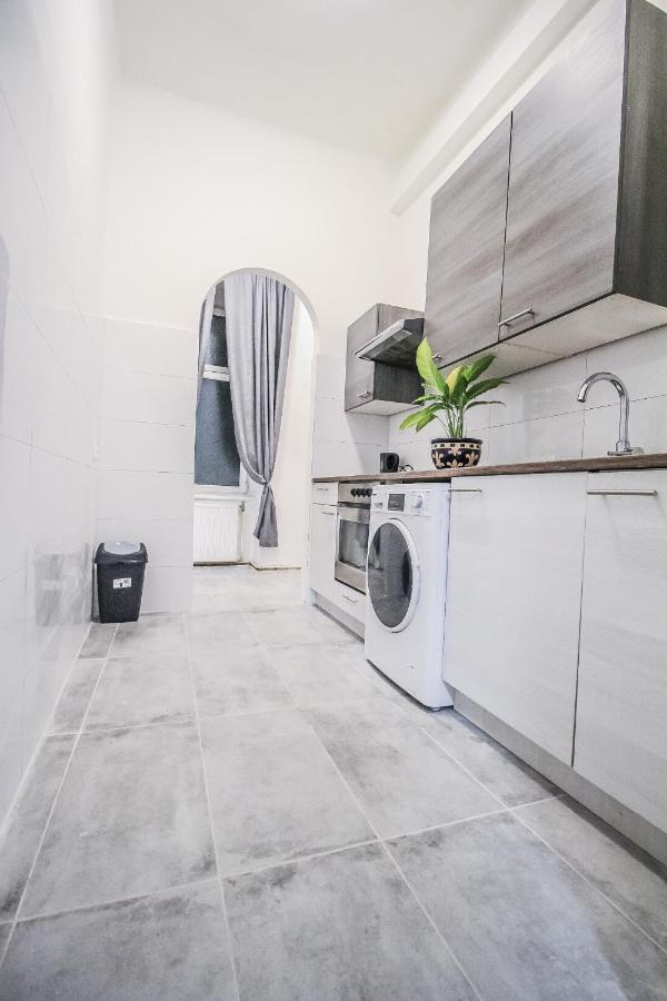 Comfort Quad Room Hn Vienna Exterior photo